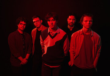 Az Öröm a zene tavalyi döntősének legújabb dala a „ragtapaszok által összetartott önértékelésről” szól