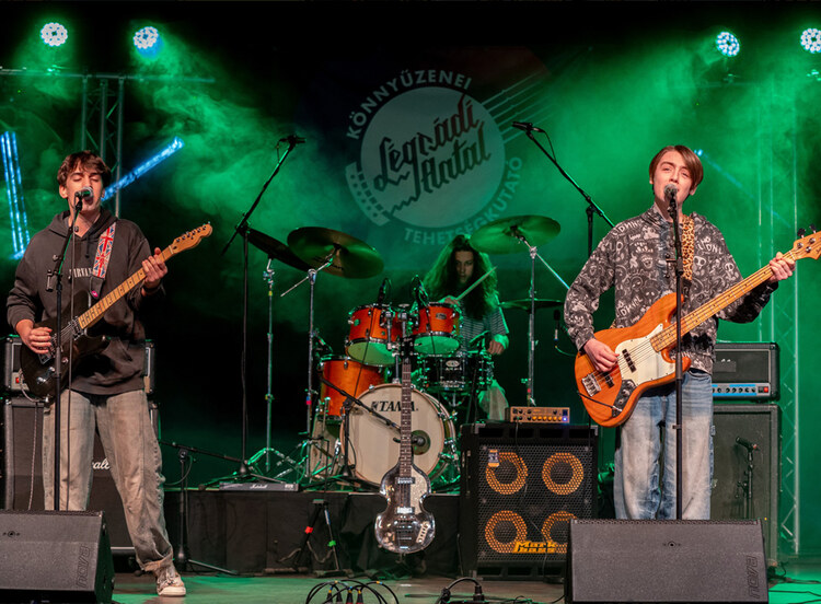 A holnap hangjai – STREET SIXTEEN 